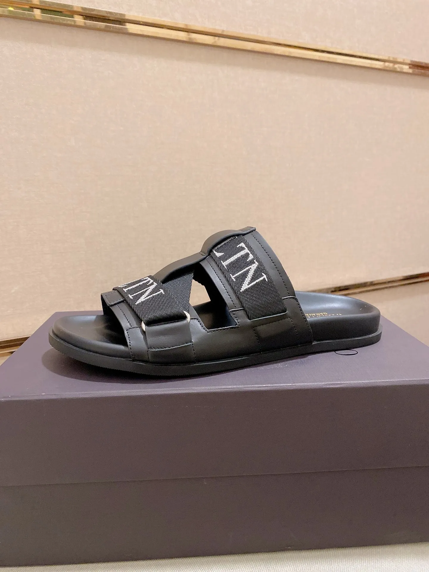 Men's shoes 💰: 480💰[Valentino] New couple 👫Boutique slippers, counter quality, classic plaid, the actual workmanship is quite complex🔰The uppers are made of imported fabrics➕🐑Sheepskin lining, which tests the craftsman's craftsmanship➕original PU outsole. Size: Women’s size: 35-44. Men's size 38-44 (can be customized to size 45, non-refundable)